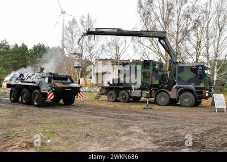 Entgiftung eines Transportpanzer Fuchs der Bundeswehr ein Transportpanzer Fuchs wird durch Soldaten der ABC Abwehrtruppe der Bundeswehr während einer Übung entgiftet. Das Fahrzeug wird mit Hochdruckreinigern und speziellen Zusätzen komplett abgewaschen. Hierbei tragen die Soldaten Schutzanzüge mit ABC-Schutzmasken. Während der Logistikübung Blue Lightning 2023 wurde von der Bundeswehr der Umschlag von Material, die Versorgung durchfahrender Kolonnen sowie der Betrieb einer logistischen Basis geübt. Mahlwinkel Sachsen-Anhalt Deutschland *** Dekontamination eines Panzertranspors der Bundeswehr Fuchs Stockfoto