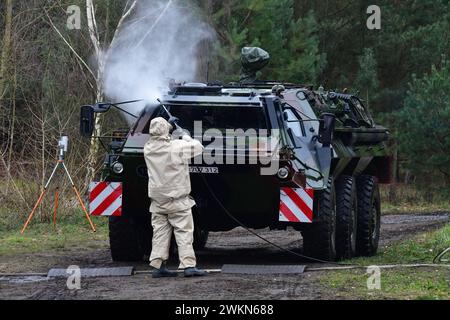 Entgiftung eines Transportpanzer Fuchs der Bundeswehr ein Transportpanzer Fuchs wird durch Soldaten der ABC Abwehrtruppe der Bundeswehr während einer Übung entgiftet. Das Fahrzeug wird mit Hochdruckreinigern und speziellen Zusätzen komplett abgewaschen. Hierbei tragen die Soldaten Schutzanzüge mit ABC-Schutzmasken. Während der Logistikübung Blue Lightning 2023 wurde von der Bundeswehr der Umschlag von Material, die Versorgung durchfahrender Kolonnen sowie der Betrieb einer logistischen Basis geübt. Mahlwinkel Sachsen-Anhalt Deutschland *** Dekontamination eines Panzertranspors der Bundeswehr Fuchs Stockfoto