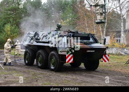 Entgiftung eines Transportpanzer Fuchs der Bundeswehr ein Transportpanzer Fuchs wird durch Soldaten der ABC Abwehrtruppe der Bundeswehr während einer Übung entgiftet. Das Fahrzeug wird mit Hochdruckreinigern und speziellen Zusätzen komplett abgewaschen. Hierbei tragen die Soldaten Schutzanzüge mit ABC-Schutzmasken. Während der Logistikübung Blue Lightning 2023 wurde von der Bundeswehr der Umschlag von Material, die Versorgung durchfahrender Kolonnen sowie der Betrieb einer logistischen Basis geübt. Mahlwinkel Sachsen-Anhalt Deutschland *** Dekontamination eines Panzertranspors der Bundeswehr Fuchs Stockfoto