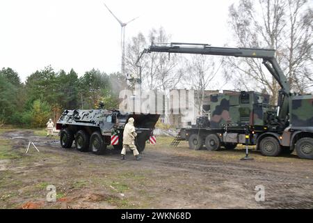 Entgiftung eines Transportpanzer Fuchs der Bundeswehr ein Transportpanzer Fuchs wird durch Soldaten der ABC Abwehrtruppe der Bundeswehr während einer Übung entgiftet. Das Fahrzeug wird mit Hochdruckreinigern und speziellen Zusätzen komplett abgewaschen. Hierbei tragen die Soldaten Schutzanzüge mit ABC-Schutzmasken. Während der Logistikübung Blue Lightning 2023 wurde von der Bundeswehr der Umschlag von Material, die Versorgung durchfahrender Kolonnen sowie der Betrieb einer logistischen Basis geübt. Mahlwinkel Sachsen-Anhalt Deutschland *** Dekontamination eines Panzertranspors der Bundeswehr Fuchs Stockfoto