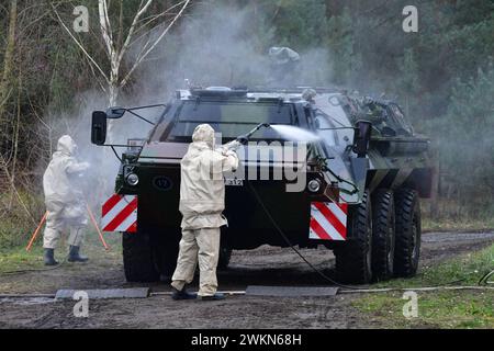 Entgiftung eines Transportpanzer Fuchs der Bundeswehr ein Transportpanzer Fuchs wird durch Soldaten der ABC Abwehrtruppe der Bundeswehr während einer Übung entgiftet. Das Fahrzeug wird mit Hochdruckreinigern und speziellen Zusätzen komplett abgewaschen. Hierbei tragen die Soldaten Schutzanzüge mit ABC-Schutzmasken. Während der Logistikübung Blue Lightning 2023 wurde von der Bundeswehr der Umschlag von Material, die Versorgung durchfahrender Kolonnen sowie der Betrieb einer logistischen Basis geübt. Mahlwinkel Sachsen-Anhalt Deutschland *** Dekontamination eines Panzertranspors der Bundeswehr Fuchs Stockfoto