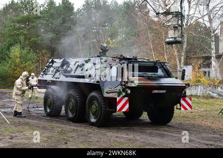 Entgiftung eines Transportpanzer Fuchs der Bundeswehr ein Transportpanzer Fuchs wird durch Soldaten der ABC Abwehrtruppe der Bundeswehr während einer Übung entgiftet. Das Fahrzeug wird mit Hochdruckreinigern und speziellen Zusätzen komplett abgewaschen. Hierbei tragen die Soldaten Schutzanzüge mit ABC-Schutzmasken. Während der Logistikübung Blue Lightning 2023 wurde von der Bundeswehr der Umschlag von Material, die Versorgung durchfahrender Kolonnen sowie der Betrieb einer logistischen Basis geübt. Mahlwinkel Sachsen-Anhalt Deutschland *** Dekontamination eines Panzertranspors der Bundeswehr Fuchs Stockfoto