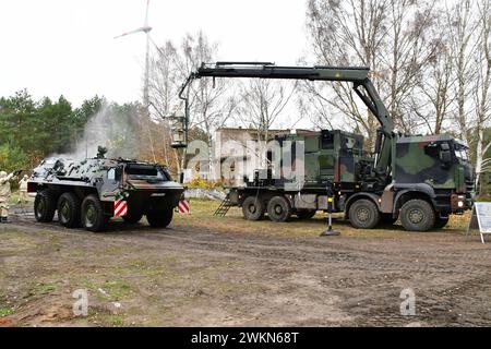 Entgiftung eines Transportpanzer Fuchs der Bundeswehr ein Transportpanzer Fuchs wird durch Soldaten der ABC Abwehrtruppe der Bundeswehr während einer Übung entgiftet. Das Fahrzeug wird mit Hochdruckreinigern und speziellen Zusätzen komplett abgewaschen. Hierbei tragen die Soldaten Schutzanzüge mit ABC-Schutzmasken. Während der Logistikübung Blue Lightning 2023 wurde von der Bundeswehr der Umschlag von Material, die Versorgung durchfahrender Kolonnen sowie der Betrieb einer logistischen Basis geübt. Mahlwinkel Sachsen-Anhalt Deutschland *** Dekontamination eines Panzertranspors der Bundeswehr Fuchs Stockfoto