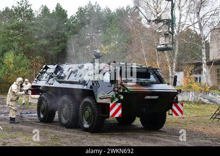 Entgiftung eines Transportpanzer Fuchs der Bundeswehr ein Transportpanzer Fuchs wird durch Soldaten der ABC Abwehrtruppe der Bundeswehr während einer Übung entgiftet. Das Fahrzeug wird mit Hochdruckreinigern und speziellen Zusätzen komplett abgewaschen. Hierbei tragen die Soldaten Schutzanzüge mit ABC-Schutzmasken. Während der Logistikübung Blue Lightning 2023 wurde von der Bundeswehr der Umschlag von Material, die Versorgung durchfahrender Kolonnen sowie der Betrieb einer logistischen Basis geübt. Mahlwinkel Sachsen-Anhalt Deutschland *** Dekontamination eines Panzertranspors der Bundeswehr Fuchs Stockfoto