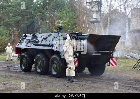 Entgiftung eines Transportpanzer Fuchs der Bundeswehr ein Transportpanzer Fuchs wird durch Soldaten der ABC Abwehrtruppe der Bundeswehr während einer Übung entgiftet. Das Fahrzeug wird mit Hochdruckreinigern und speziellen Zusätzen komplett abgewaschen. Hierbei tragen die Soldaten Schutzanzüge mit ABC-Schutzmasken. Während der Logistikübung Blue Lightning 2023 wurde von der Bundeswehr der Umschlag von Material, die Versorgung durchfahrender Kolonnen sowie der Betrieb einer logistischen Basis geübt. Mahlwinkel Sachsen-Anhalt Deutschland *** Dekontamination eines Panzertranspors der Bundeswehr Fuchs Stockfoto