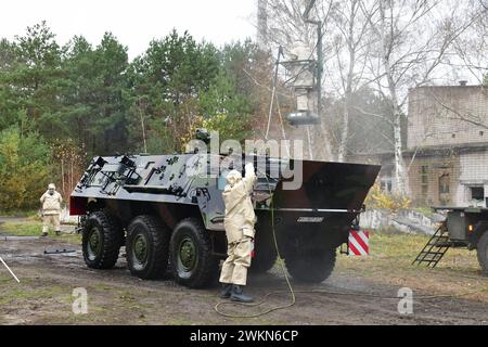 Entgiftung eines Transportpanzer Fuchs der Bundeswehr ein Transportpanzer Fuchs wird durch Soldaten der ABC Abwehrtruppe der Bundeswehr während einer Übung entgiftet. Das Fahrzeug wird mit Hochdruckreinigern und speziellen Zusätzen komplett abgewaschen. Hierbei tragen die Soldaten Schutzanzüge mit ABC-Schutzmasken. Während der Logistikübung Blue Lightning 2023 wurde von der Bundeswehr der Umschlag von Material, die Versorgung durchfahrender Kolonnen sowie der Betrieb einer logistischen Basis geübt. Mahlwinkel Sachsen-Anhalt Deutschland *** Dekontamination eines Panzertranspors der Bundeswehr Fuchs Stockfoto