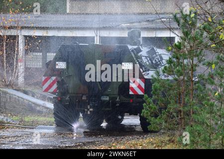 Entgiftung eines Transportpanzer Fuchs der Bundeswehr ein Transportpanzer Fuchs wird durch Soldaten der ABC Abwehrtruppe der Bundeswehr während einer Übung entgiftet. Das Fahrzeug wird mit Hochdruckreinigern und speziellen Zusätzen komplett abgewaschen. Hierbei tragen die Soldaten Schutzanzüge mit ABC-Schutzmasken. Während der Logistikübung Blue Lightning 2023 wurde von der Bundeswehr der Umschlag von Material, die Versorgung durchfahrender Kolonnen sowie der Betrieb einer logistischen Basis geübt. Mahlwinkel Sachsen-Anhalt Deutschland *** Dekontamination eines Panzertranspors der Bundeswehr Fuchs Stockfoto