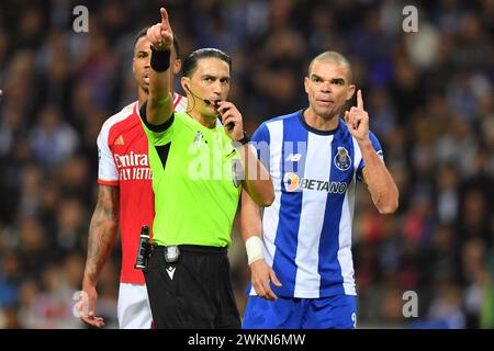 Hafen, Portugal. Februar 2024. Estadio do Dragao-Schiedsrichter Serdar Gozubuyuk (NED) und Pepe do Porto im Achtelfinale der UEFA Champions League 2023/2024 in Estadio do Dragao am 21. Mittwoch. 30761 (Daniel Castro/SPP) Credit: SPP Sport Press Photo. /Alamy Live News Stockfoto