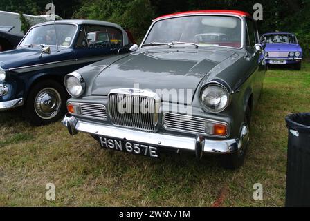 Ein Sunbeam Rapier aus dem Jahr 1967 parkte auf der 48th Historic Vehicle Gathering in Powderham, Devon, England, Großbritannien. Stockfoto