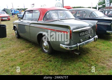 Ein Sunbeam Rapier aus dem Jahr 1967 parkte auf der 48th Historic Vehicle Gathering in Powderham, Devon, England, Großbritannien. Stockfoto