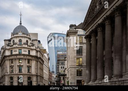 LONDON, ENGLAND - 26. APRIL 2023: Kontrast zwischen modernen und älteren Gebäuden in der City Stockfoto