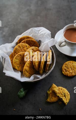 Mathri oder Wheat Cracker: Indische herzhafte Diwali-Snacks Stockfoto