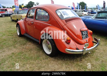 Ein 1970er Volkswagen Beetle 1200 parkte auf der 48th Historic Vehicle Gathering in Powderham, Devon, England, Großbritannien. Stockfoto