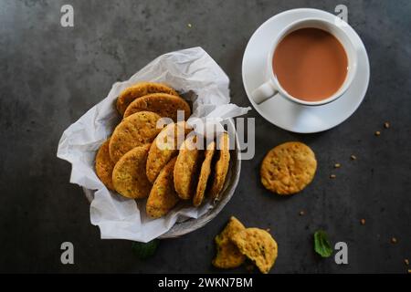 Mathri oder Wheat Cracker: Indische herzhafte Diwali-Snacks Stockfoto
