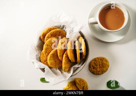 Mathri oder Wheat Cracker: Indische herzhafte Diwali-Snacks Stockfoto
