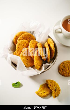Mathri oder Wheat Cracker: Indische herzhafte Diwali-Snacks Stockfoto