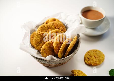 Mathri oder Wheat Cracker: Indische herzhafte Diwali-Snacks Stockfoto