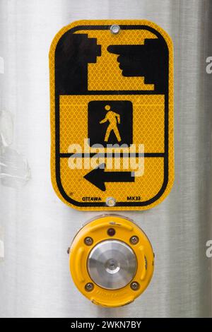 Fußgängerschutzschalter am Metall-Verkehrsampenmast, Ottawa, Ontario, Kanada. Stockfoto