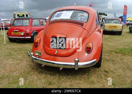 Ein 1970er Volkswagen Beetle 1200 parkte auf der 48th Historic Vehicle Gathering in Powderham, Devon, England, Großbritannien. Stockfoto