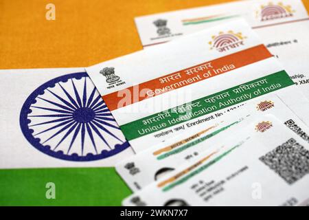 Indische Aadhaar-Karte von der Unique Identification Authority of India auf indischer Flagge Nahaufnahme Stockfoto