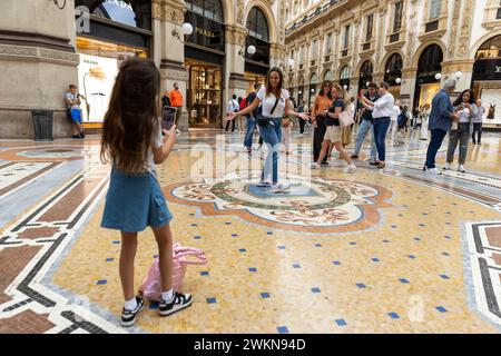 Galleria Vittoria Emanuele II, ein gehobenes Einkaufszentrum, das im 19. Jahrhundert erbaut wurde und neben dem Dom liegt, ist mit Stahl und Glas überdacht und mit einer Schenkung versehen Stockfoto