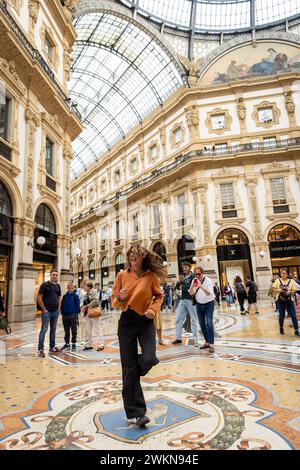 Galleria Vittoria Emanuele II, ein gehobenes Einkaufszentrum, das im 19. Jahrhundert erbaut wurde und neben dem Dom liegt, ist mit Stahl und Glas überdacht und mit einer Schenkung versehen Stockfoto