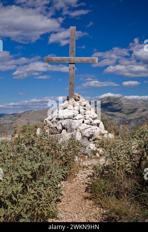 Pfad führt zum Holzkreuz in einem Haufen von gestapelten Felsen, Mount SRD, Dubrovnik, Dalmatien Region, Kroatien. Stockfoto