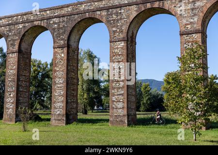 Das Aquädukt von Nottolini ist ein Aquädukt und Wahrzeichen in der Nähe von Lucca, Italien. Das Gebäude aus dem 19. Jahrhundert brachte Wasser aus den Bergen nach Lucca und diente ihm Stockfoto