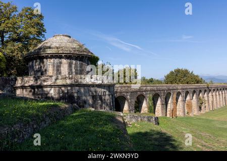 Das Aquädukt von Nottolini ist ein Aquädukt und Wahrzeichen in der Nähe von Lucca, Italien. Das Gebäude aus dem 19. Jahrhundert brachte Wasser aus den Bergen nach Lucca und diente ihm Stockfoto