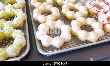 Verschiedene Mochi Donuts auf Backblechen, bereit zum Genießen Stockfoto