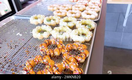 Verschiedene Mochi Donuts auf Backblechen, bereit zum Genießen Stockfoto