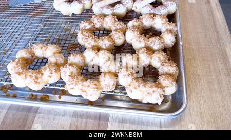Verschiedene Mochi Donuts auf Backblechen, bereit zum Genießen Stockfoto