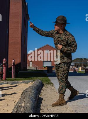 Parris Island, South Carolina, USA. Februar 2024. Rekruten der Lima Company, 3. Rekruten-Ausbildungsbataillon, erhalten eine Incentive-Ausbildung im Marine Corps Recruit Depot Parris Island, S.C., 21. Februar 2024. Drill-Ausbilder führen Incentive-Schulungen an Rekruten durch, um Mängel zu beheben und die Disziplin zu erhöhen. (Kreditbild: © Ayden Cassano/USA Marines/ZUMA Press Wire) NUR FÜR REDAKTIONELLE ZWECKE! Nicht für kommerzielle ZWECKE! Stockfoto