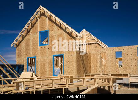 Zweistöckiges Holzrahmenhaus im Bau. Stockfoto