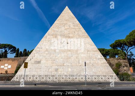 Die Pyramide von Caius Cestius im Stadtteil Testaccio in Rom, Italien. Stockfoto