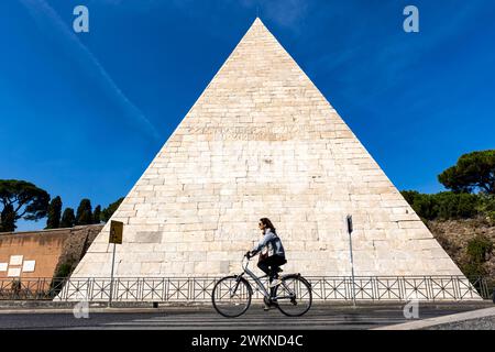 Die Pyramide von Caius Cestius im Stadtteil Testaccio in Rom, Italien. Stockfoto