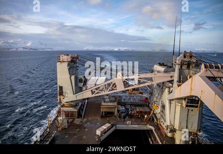 Harstad, Norwegen. Februar 2024. Das Dock-Landungsschiff USS Gunston Hall (LSD 44) der Whidbey Island-Klasse fährt durch das Norwegische Meer, um nach Harstad (Norwegen) zu einem Hafenbesuch zur Unterstützung des Standhaften Defenders am 24. Februar 2024 anzukommen. Der standhafte Verteidiger 2024, die größte Übung der NATO seit Jahrzehnten, wird die Fähigkeit der NATOs demonstrieren, schnell Truppen aus der gesamten Allianz zu entsenden, um die Verteidigung Europas zu stärken. (Kreditbild: © Danielle Serocki/U.S. Navy/ZUMA Press Wire) NUR FÜR REDAKTIONELLE ZWECKE! Nicht für kommerzielle ZWECKE! Stockfoto