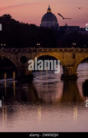 Blick auf die Basilika Saint-PeterÕs von Ponte Garibaldi in Rom, Italien in der Abenddämmerung. Stockfoto