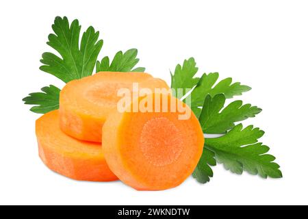 Frische Karottenscheiben und Petersilie isoliert auf weiß Stockfoto