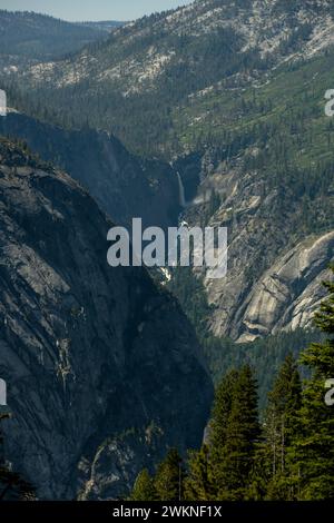 Der Fern Flow of Illilouette Falls ist jenseits des unteren Granits der Half Dome in Yosemite zu sehen Stockfoto