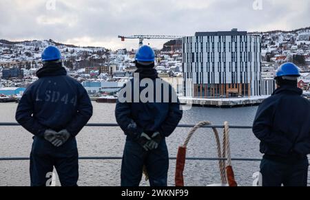 Harstad, Norwegen. Februar 2024. Seeleute bemannen die Schienen des Dock-Landungsschiffs USS Gunston Hall (LSD 44) der Whidbey-Island-Klasse, als das Schiff in Harstad, Norwegen, ankommt, um am 24. Februar 2024 einen Hafenbesuch zur Unterstützung des standhaften Defenders zu Unternehmen. Der standhafte Verteidiger 2024, die größte Übung der NATO seit Jahrzehnten, wird zeigen, dass die NATO in der Lage ist, schnell Truppen aus der gesamten Allianz zu entsenden, um die Verteidigung Europas zu stärken. (Kreditbild: © Danielle Serocki/U.S. Navy/ZUMA Press Wire) NUR FÜR REDAKTIONELLE ZWECKE! Nicht für kommerzielle ZWECKE! Stockfoto