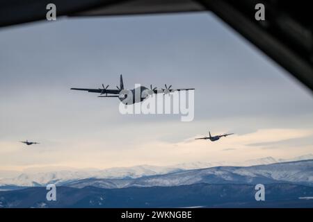 Die C-130J Super Hercules-Flugzeuge der US Air Force, die der 36th Airlift Squadron auf der Yokota Air Base, Japan, zugewiesen sind, führen am 9. Februar 2024 einen Mehrelementflug während des Joint Pacific Multinational Readiness Center 24-02 in Alaska durch. Während der JPMRC 24-02 verbesserten Mitglieder der 36th ihre Einsatzbereitschaft, da sie die einzigartigen Herausforderungen einer arktischen Umgebung, einschließlich extrem kalter Temperaturen, unvorhersehbarer Wetterverhältnisse und komplexem Gelände, überstanden haben. (Foto der U.S. Air Force von Senior Airman Natalie Doan) Stockfoto