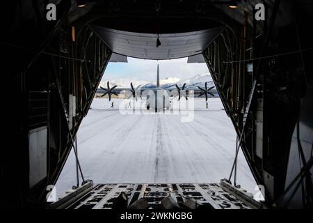 Ein C-130J Super Hercules der US Air Force, der der 36th Airlift Squadron, Yokota Air Base, Japan, zugewiesen ist, hält am 9. Februar 2024 auf der Start- und Landebahn während des Joint Pacific Multinational Readiness Center 24-02 auf der Joint Base Elmendorf-Richardson, Alaska. Die JPMRC bietet Mitgliedern der 36th eine Gelegenheit, ihre Einsatzbereitschaft bei extremen Kälte-Witterungsbedingungen zu verbessern und gleichzeitig ihre Fähigkeit zu verbessern, die C-130J in einem schwierigen taktischen Umfeld zu betreiben. (Foto der U.S. Air Force von Senior Airman Natalie Doan) Stockfoto