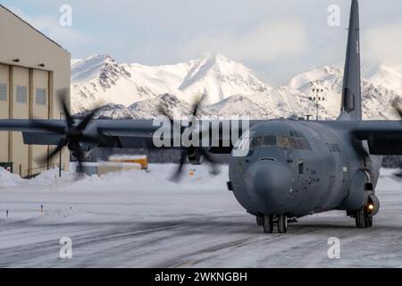 Ein C-130J Super Hercules der US Air Force, der der 36th Airlift Squadron, Yokota Air Base, Japan, zugewiesen ist, fährt am 9. Februar 2024 zu einem Parkplatz während des Joint Pacific Multinational Readiness Center 24-02 in der Joint Base Elmendorf-Richardson, Alaska. Die JPMRC bietet Mitgliedern der 36th eine Gelegenheit, ihre Einsatzbereitschaft bei extremen Kälte-Witterungsbedingungen zu verbessern und gleichzeitig ihre Fähigkeit zu verbessern, die C-130J in einem schwierigen taktischen Umfeld zu betreiben. (Foto der U.S. Air Force von Senior Airman Natalie Doan) Stockfoto