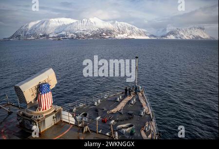 Harstad, Norwegen. Februar 2024. Das Dock-Landungsschiff USS Gunston Hall (LSD 44) der Whidbey Island-Klasse fährt durch das Norwegische Meer, um nach Harstad (Norwegen) zu einem Hafenbesuch zur Unterstützung des Standhaften Defenders am 24. Februar 2024 anzukommen. Der standhafte Verteidiger 2024, die größte Übung der NATO seit Jahrzehnten, wird zeigen, dass die NATO in der Lage ist, schnell Truppen aus der gesamten Allianz zu entsenden, um die Verteidigung Europas zu stärken. (Kreditbild: © Danielle Serocki/U.S. Navy/ZUMA Press Wire) NUR FÜR REDAKTIONELLE ZWECKE! Nicht für kommerzielle ZWECKE! Stockfoto