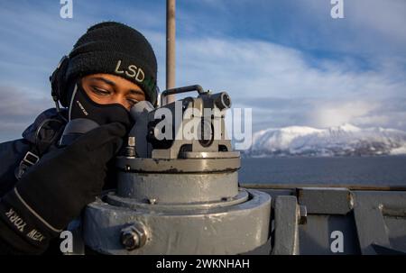 Harstad, Norwegen. Februar 2024. Quartermaster 3rd Class Kaevon Dutchatellier blickt durch eine Alidade auf der Brücke des Docklandeschiffs USS Gunston Hall (LSD 44) der Whidbey Island-Klasse, als das Schiff in Harstad, Norwegen, ankommt, um einen Hafenbesuch zur Unterstützung des standhaften Defenders 24, 21. Februar 2024 zu Unternehmen. Der standhafte Verteidiger 2024, die größte Übung der NATO seit Jahrzehnten, wird zeigen, dass die NATO in der Lage ist, schnell Truppen aus der gesamten Allianz zu entsenden, um die Verteidigung Europas zu stärken. (Kreditbild: © Danielle Serocki/U.S. Navy/ZUMA Press Wire) NUR FÜR REDAKTIONELLE ZWECKE! Nicht für kommerzielle ZWECKE! Stockfoto