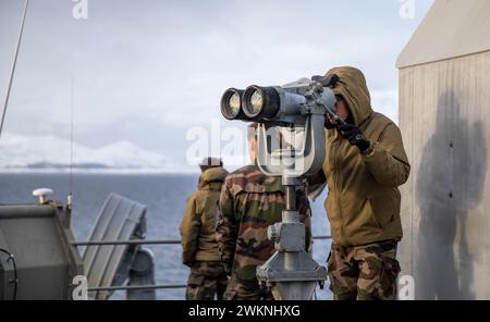 Harstad, Norwegen. Februar 2024. Ein Mitglied von Le Bataillon de Fusiliers Marins (BFM) blickt durch die âbig eyesâ, als das Docklandeschiff USS Gunston Hall (LSD 44) der Whidbey Island-Klasse in Harstad, Norwegen, ankommt, um einen Hafenbesuch zur Unterstützung des standhaften Defenders 24. Februar 2024 zu Unternehmen. Der standhafte Verteidiger 2024, die größte Übung der NATO seit Jahrzehnten, wird zeigen, dass die NATO in der Lage ist, schnell Truppen aus der gesamten Allianz zu entsenden, um die Verteidigung Europas zu stärken. (Kreditbild: © Danielle Serocki/U.S. Navy/ZUMA Press Wire) NUR FÜR REDAKTIONELLE ZWECKE! Nicht für kommerzielle ZWECKE! Stockfoto