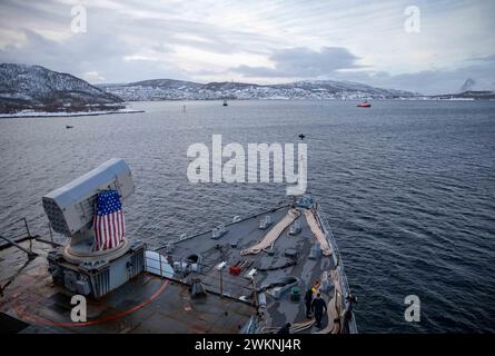 Harstad, Norwegen. Februar 2024. Das Dock-Landungsschiff USS Gunston Hall (LSD 44) der Whidbey Island-Klasse kommt nach Harstad, Norwegen an, um am 24. Februar 2024 den standhaften Defender zu unterstützen. Steadfast Defender 2024, die größte Übung der Nationalen seit Jahrzehnten, wird zeigen, dass die Nationalen in der Lage sind, schnell Truppen aus der gesamten Allianz zu entsenden, um die Verteidigung Europas zu stärken. (Kreditbild: © Danielle Serocki/U.S. Navy/ZUMA Press Wire) NUR FÜR REDAKTIONELLE ZWECKE! Nicht für kommerzielle ZWECKE! Stockfoto