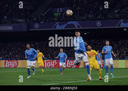 Neapel, Italien. Februar 2024. Mathias Olivera vom SSC Napoli steht auf dem Vormarsch, als Ilk Gundogan vom FC Barcelona während des UEFA Champions League-Spiels im Stadio Diego Armando Maradona, Neapel, im Strafraum lauert. Der Bildnachweis sollte lauten: Jonathan Moscrop/Sportimage Credit: Sportimage Ltd/Alamy Live News Stockfoto