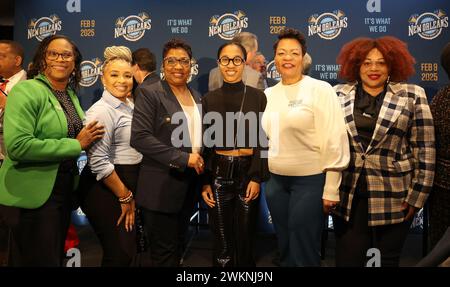 New Orleans, USA. Februar 2024. Der offizielle Super Bowl-Logo-Designer Tahj Williams (rechts in der Mitte) und der Bürgermeister von New Orleans LaToya Cantrell (zweiter von rechts) posieren alle für ein Foto während des Abschlusses der Super Bowl LIX Kickoff Press Conference im Club XLIV in New Orleans, Louisiana am Mittwoch, den 21. Februar 2024. (Foto: Peter G. Forest/SIPA USA) Credit: SIPA USA/Alamy Live News Stockfoto